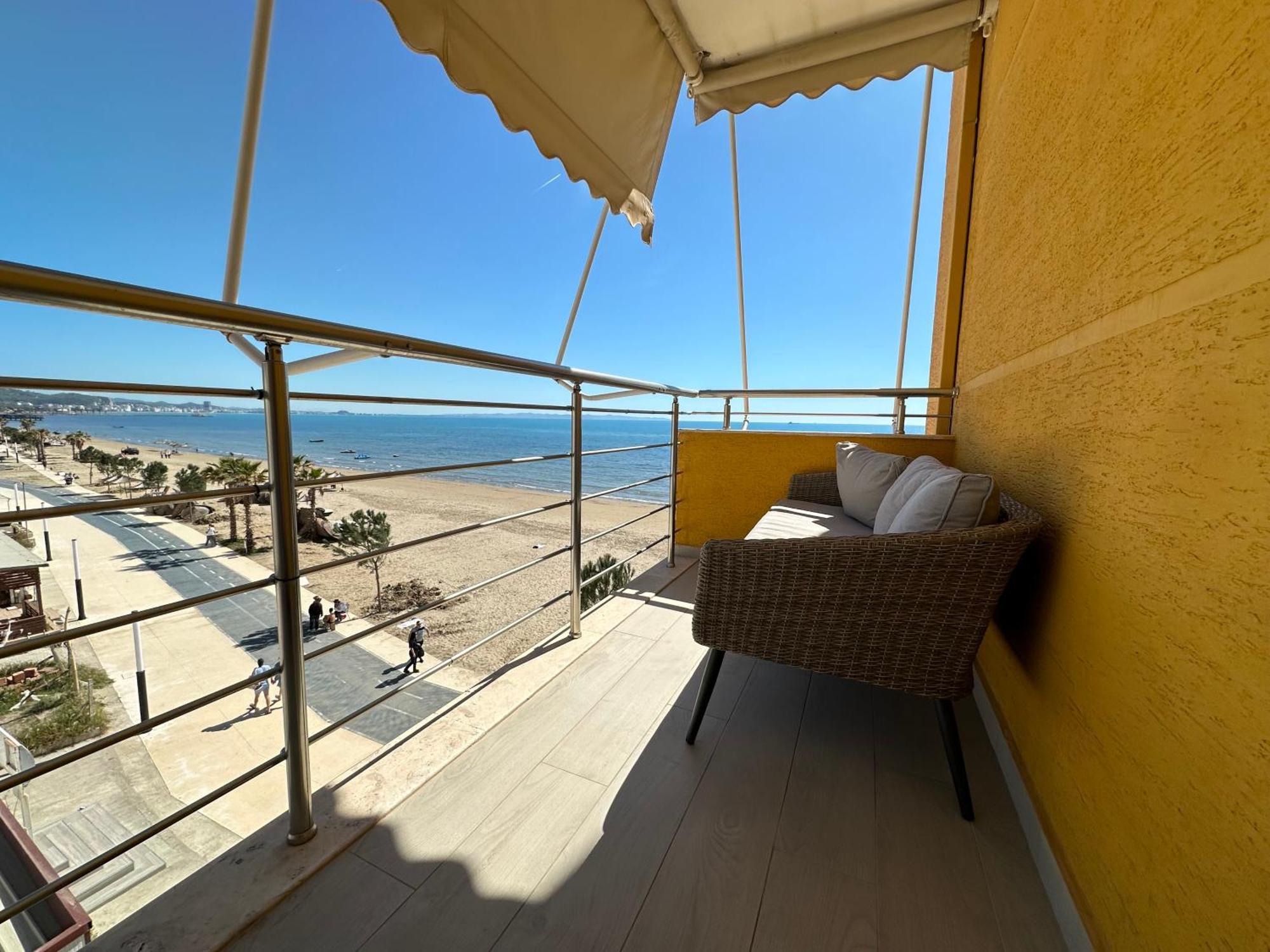 Blue And Salmon Appartement Durrës